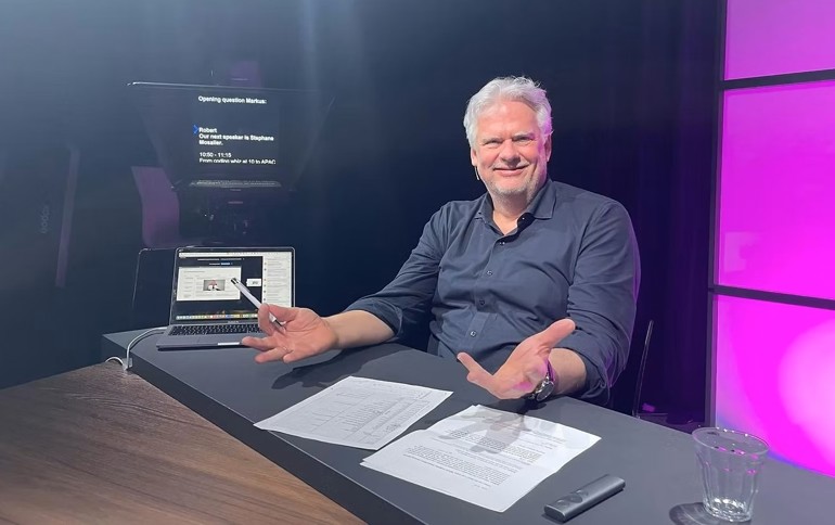 AI expert Robert van der Zwart presents during EO's 3rd Global AI Summit