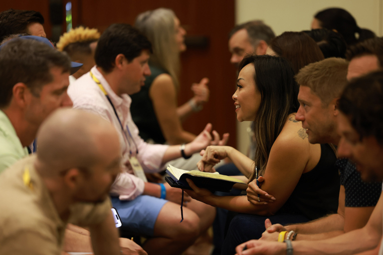 Entrepreneurs enjoy a lively discussion during an EO learning event.